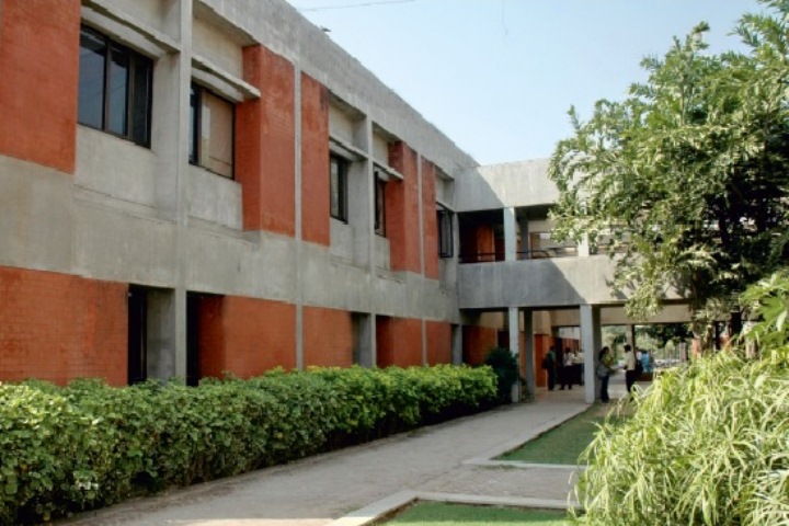 https://cache.careers360.mobi/media/colleges/social-media/media-gallery/9787/2018/12/3/College Building View of Chimanbhai Patel Institute of Management and Research Ahmedabad_Campus-View.jpg
